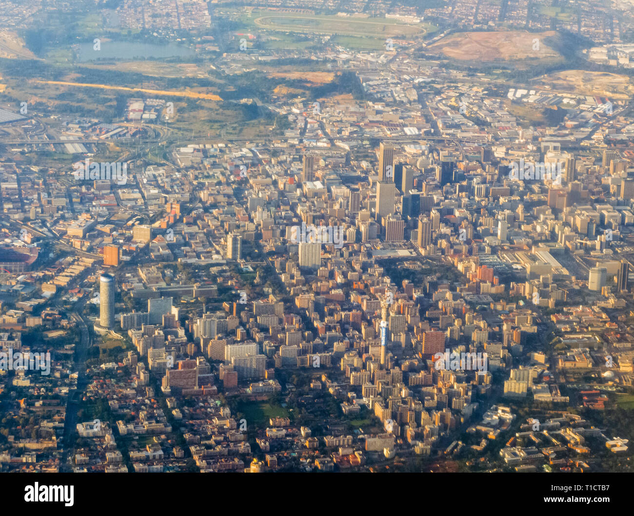 Vue aérienne de Capetown, Afrique du Sud l'étalement urbain avec des bâtiments surpeuplés Banque D'Images