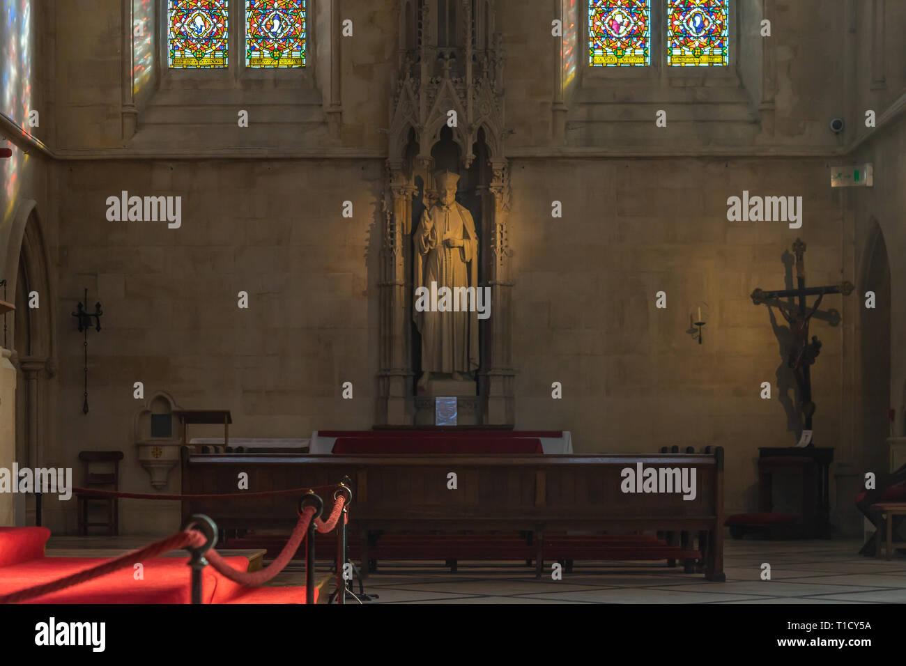 La statue de saint Philippe Neri (Saint) à l'intérieur d'Arundel Cathedral, scène d'intérieur, West Sussex, England, UK Banque D'Images