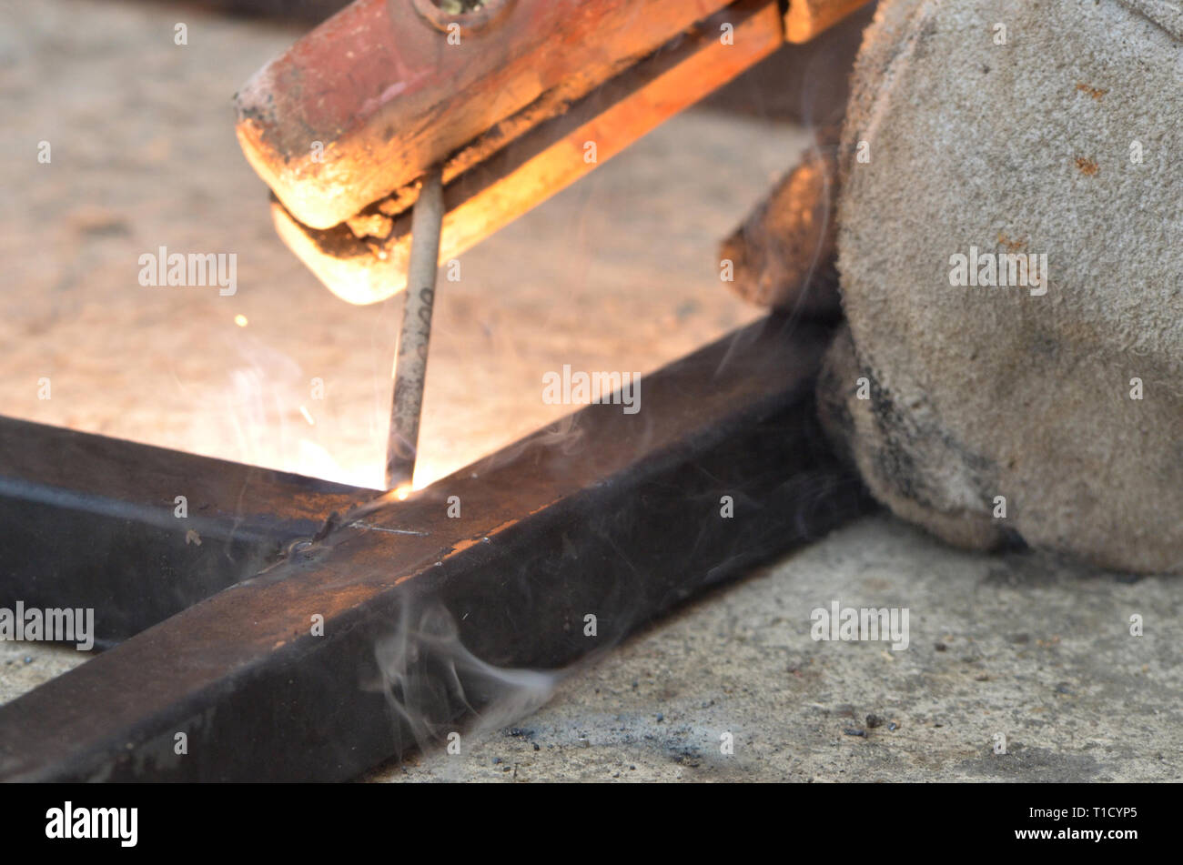 Étincelle de travail de soudure soudure soudeur quand le fer, structure d'acier dans la construction site, metal industriel atelier en usine, l'industrie de la soudure, fer à repasser l'indu Banque D'Images