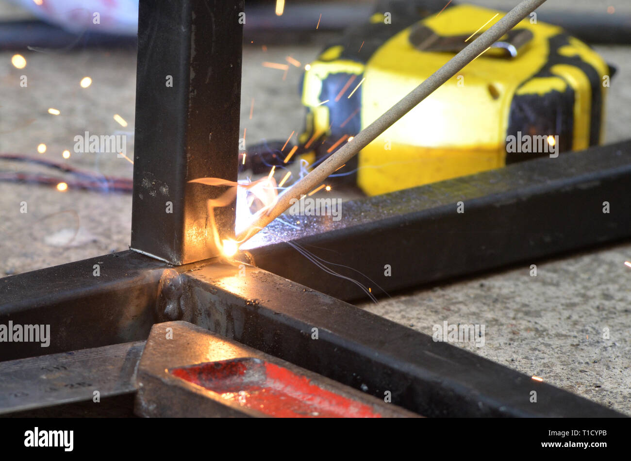 Étincelle de travail de soudure soudure soudeur quand le fer, structure  d'acier dans la construction site, metal industriel atelier en usine,  l'industrie de la soudure, fer à repasser l'indu Photo Stock -