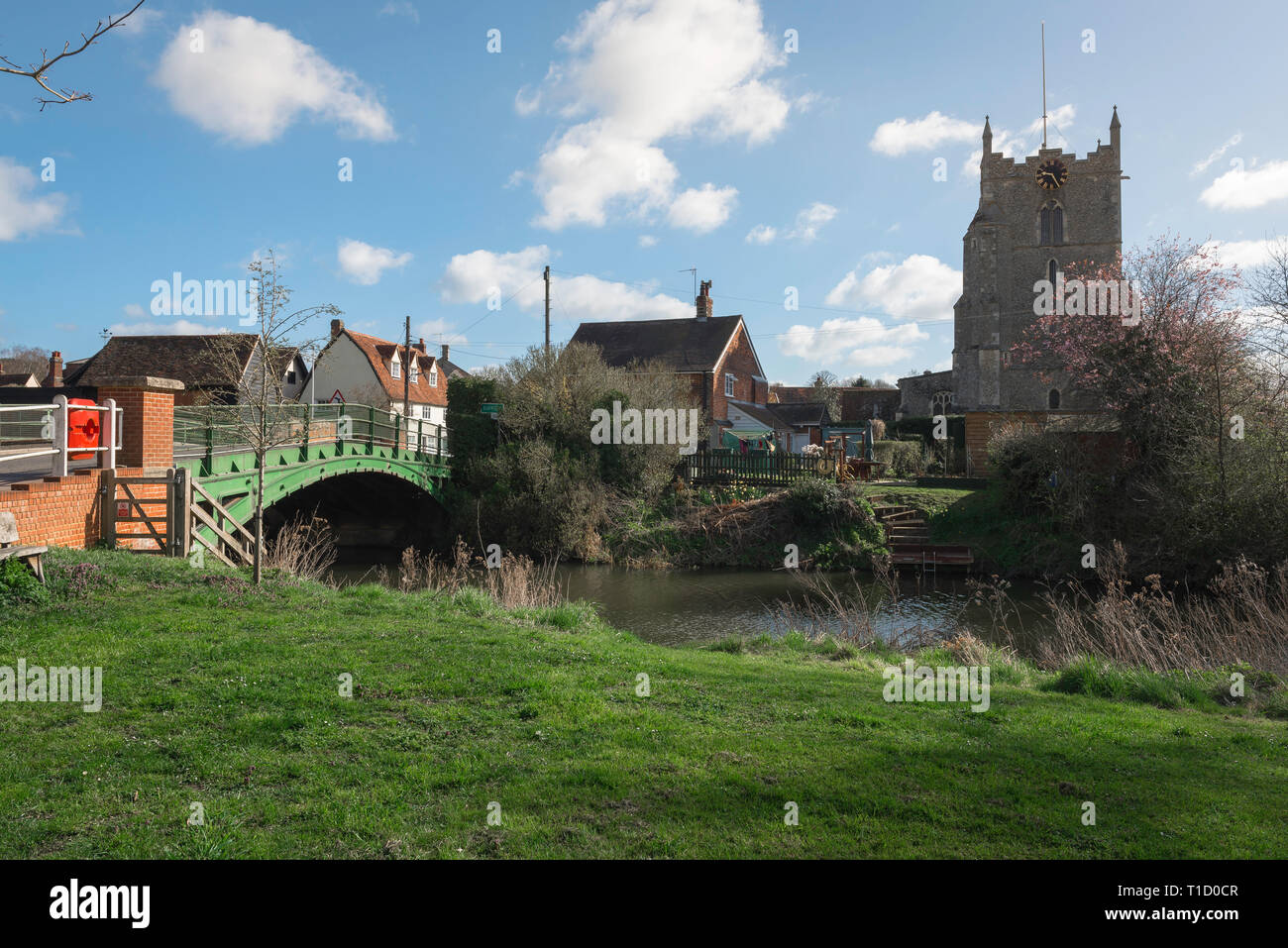Bures Essex Suffolk frontière, vue sur le pont de fer sur la rivière Stour qui marque la limite entre les comtés d'Essex et le Suffolk, Angleterre Banque D'Images