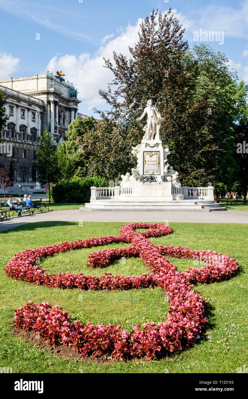 La Mozart Monument à Burggarten, Innere Stadt, Vienne, Autriche avec une clé de sol fait de bégonia fleurs. Banque D'Images
