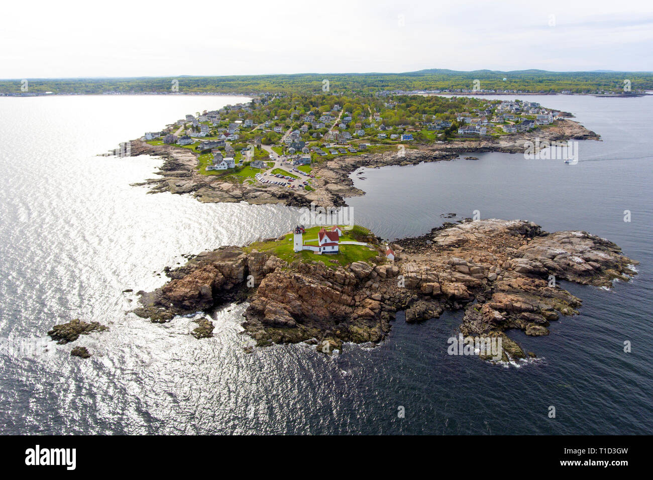 Cape Neddick Lighthouse (phare de Nubble) vue aérienne à l'ancien village de New York, Maine, USA. Banque D'Images