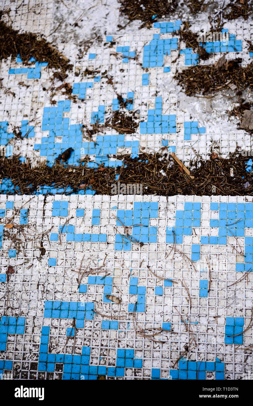 Azur bleu carreaux rétro cassé en mosaïque piscine abandonnée - Bérengère Hotel, Chypre Banque D'Images