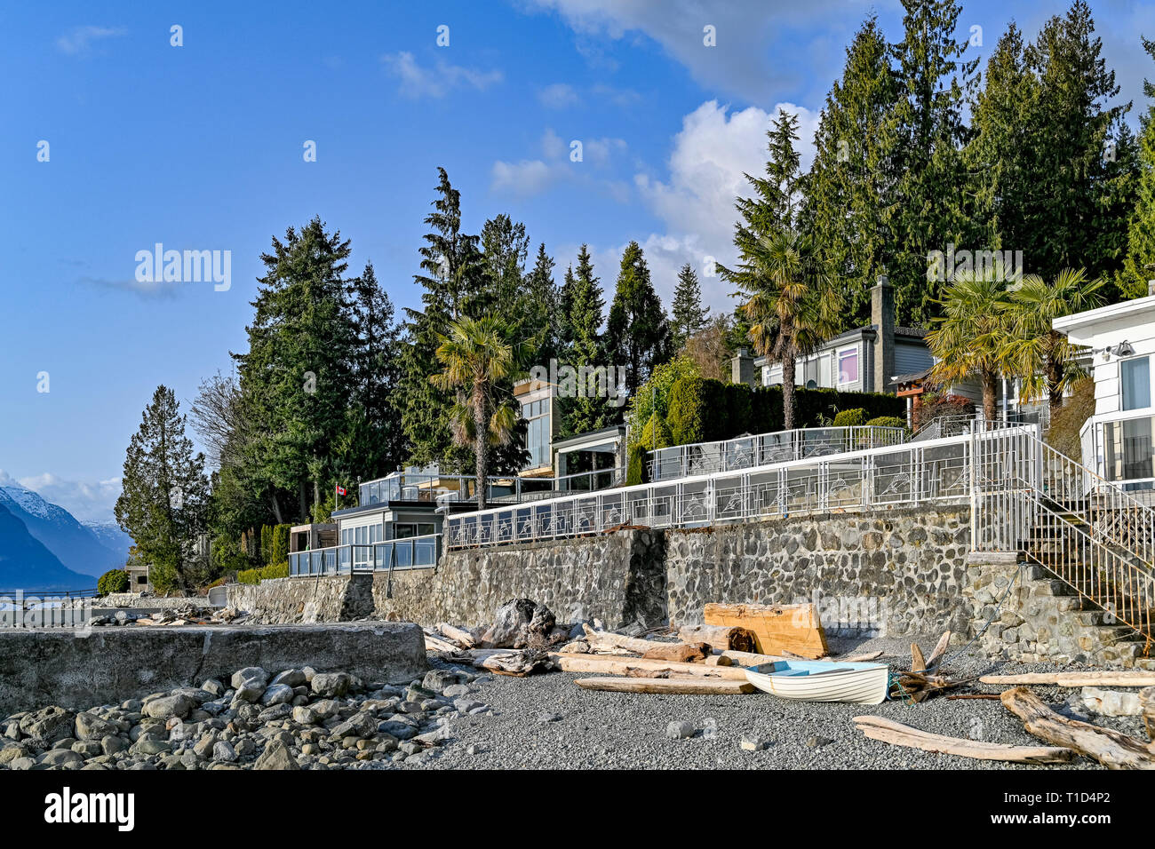 Maisons en bord de mer, village de Lions Bay, en Colombie-Britannique, Canada Banque D'Images