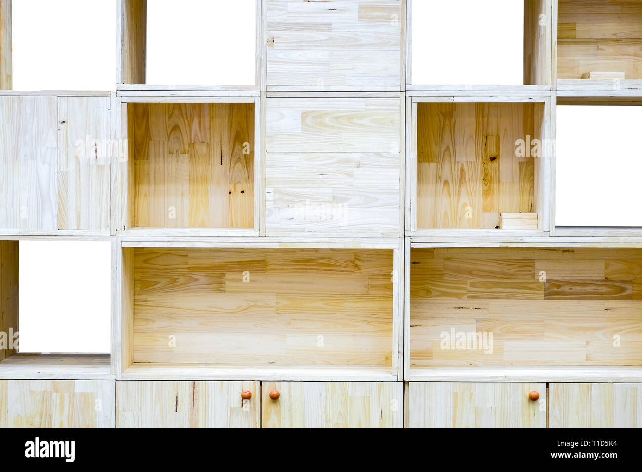 Close-up un placard en bois moderne, a fait de bois tendre (formulaire) bois chamcha , mobilier pour accueil décoration d'intérieur, isolé sur fond blanc Banque D'Images