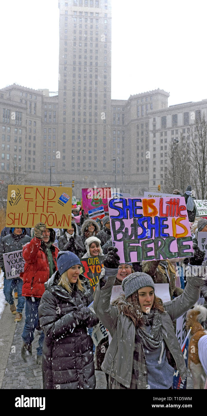 Les femmes et leurs supporters défilent sur la place publique dans le centre-ville de Cleveland, Ohio, à l'extérieur de l'emblématique Tower City Centre sur 19 janvier 2019. Banque D'Images