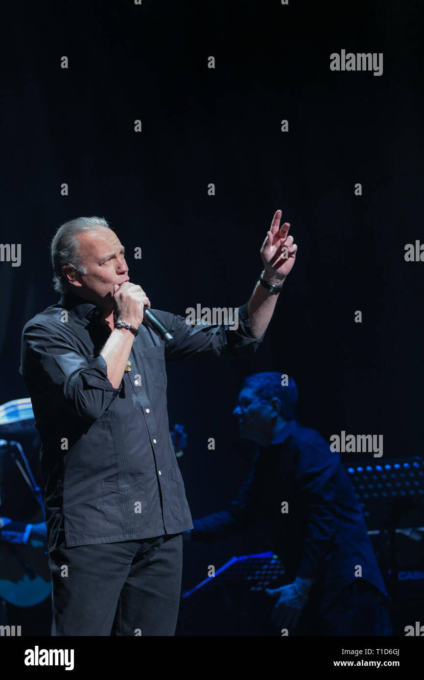 Bertín Osborne vu l'exécution au Teatro Calderón durant la Yo debí de enamoarme tu madre (nouvel album) concert à Madrid. Banque D'Images