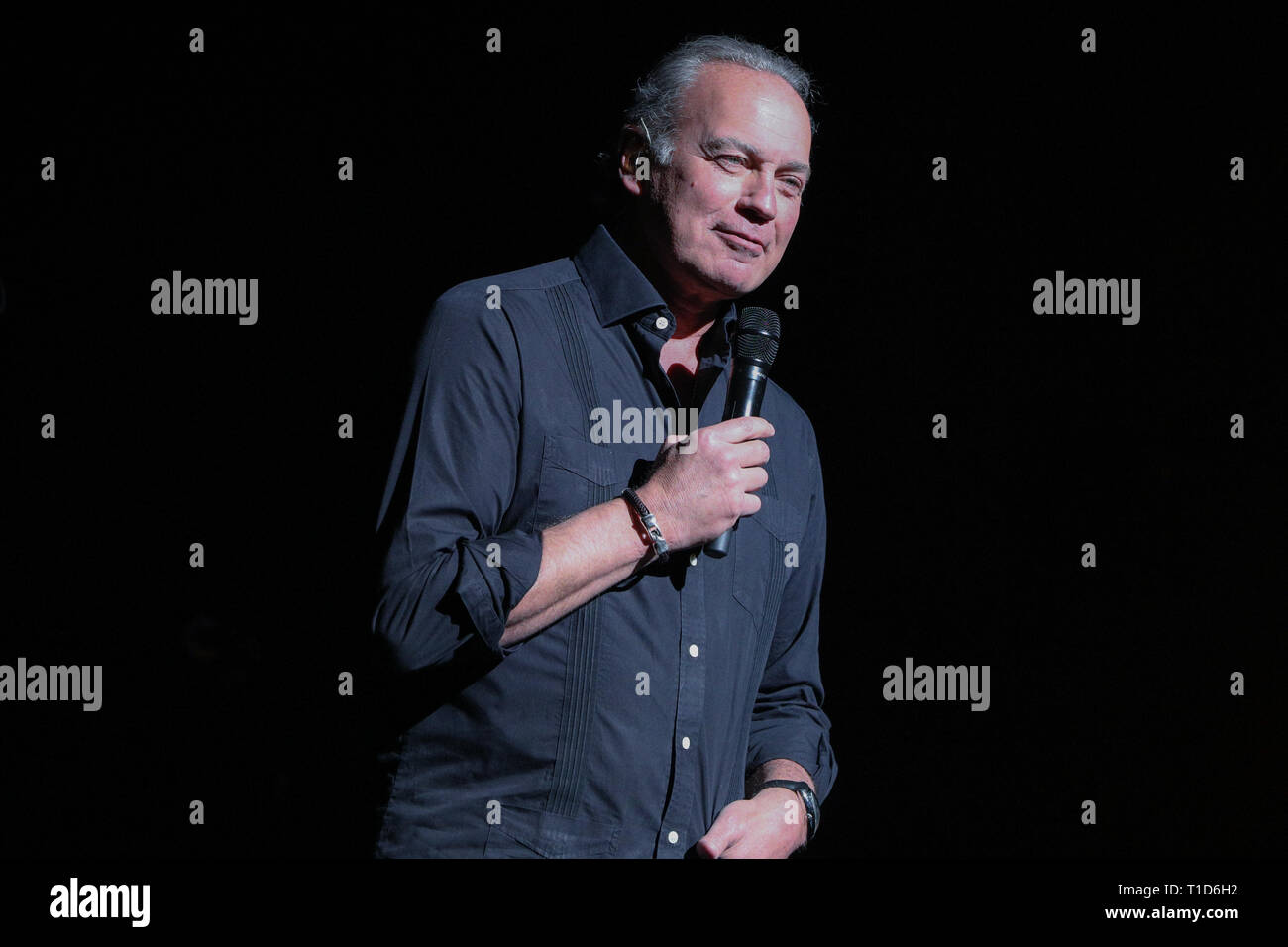 Bertín Osborne vu l'exécution au Teatro Calderón durant la Yo debí de enamoarme tu madre (nouvel album) concert à Madrid. Banque D'Images