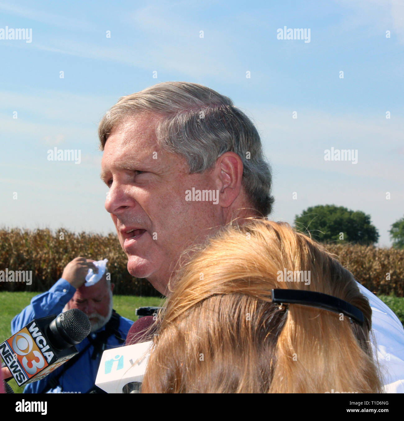 L'agriculture américain Tom Vilsack répond aux questions des journalistes lors de sa visite à l'Université de l'Illinois juste l'énergie et la sécurité alimentaire internationale L Banque D'Images