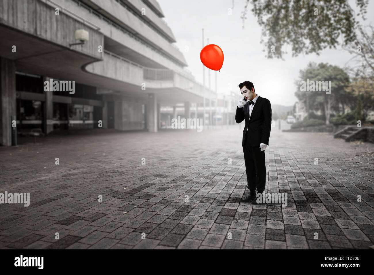 Jeune homme mime. Technique mixte Banque D'Images