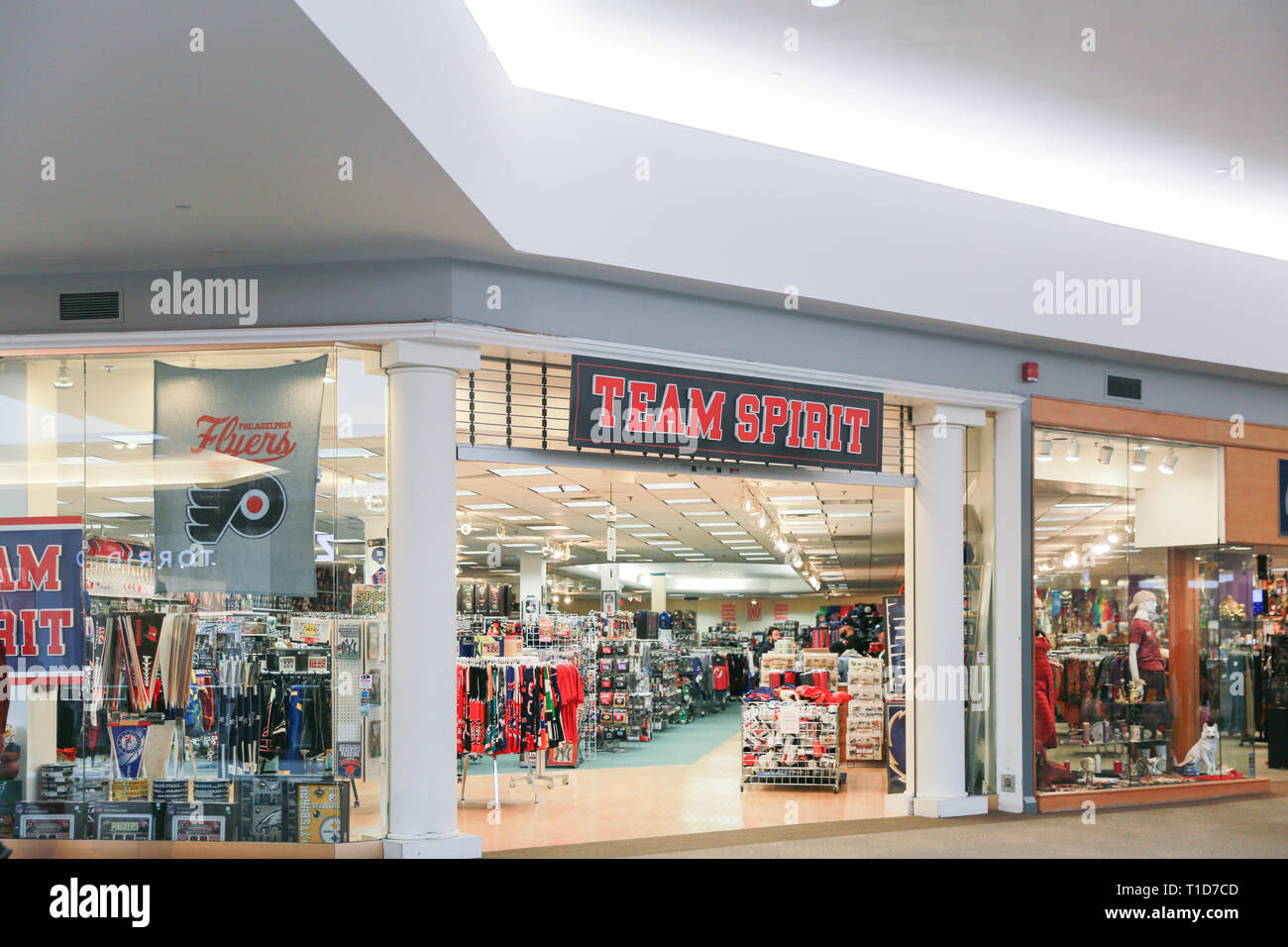 Lawrence Township dans le New Jersey, le 24 février 2019 L'équipe de magasin dans spirty:Quaker Bridge Mall Shopping Fashion Retailer magasin Lord and Taylor NJ Fermer Banque D'Images