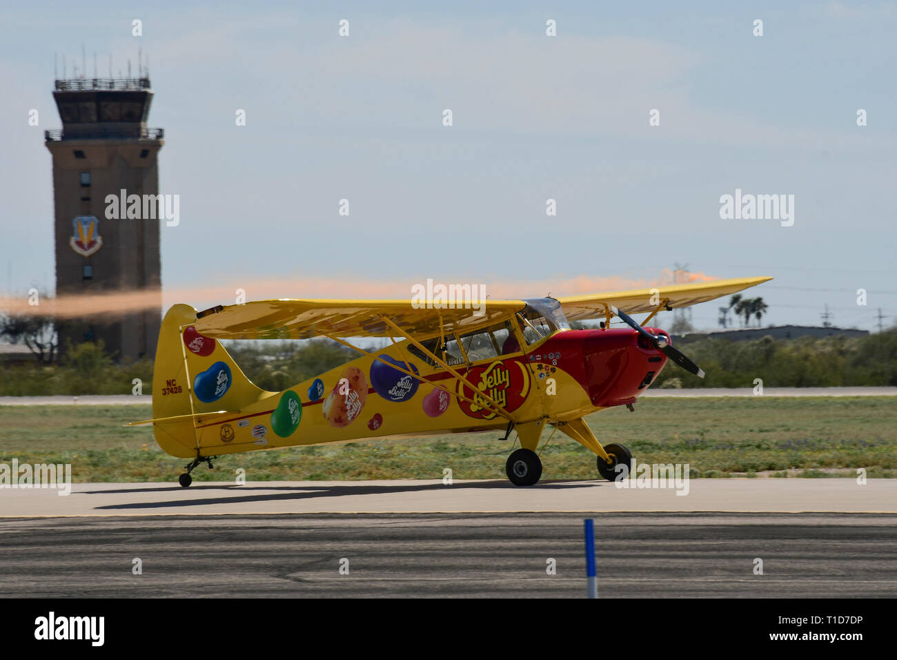 Kent Pietsch effectue sa comédie acrobatique dans son acte d'un jaune vif, jelly bean, décorés en 1942 Des Cadets de l'avion pendant l'Interstate 2019 Thunder and Lightning sur Arizona Airshow et Open House, à la base aérienne Davis-Monthan Air Force Base, en Arizona, le 24 mars. Pietsch démontré manoeuvres extrêmes au cours de sa performance, comme un bâton de mort, ou de la puissance totale, d'une altitude de 6 000 pieds. (U.S. Air Force photo par un membre de la 1re classe Kristine Légat) Banque D'Images