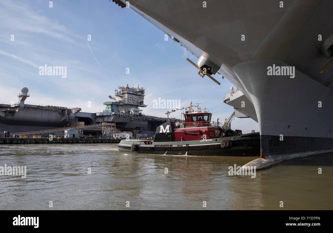 NEWPORT NEWS, Virginie (17 mars 2019), USS Gerald R. Ford (CVN 78) est manoeuvré par des remorqueurs pendant un virage dans l'évolution du navire la James River. Ford est actuellement en post-shakedown la disponibilité de Huntington Ingalls Industries-Newport News Shipbuilding. (U.S. Photo par marine Spécialiste de la communication de masse 2e classe Ryan Seelbach) Banque D'Images