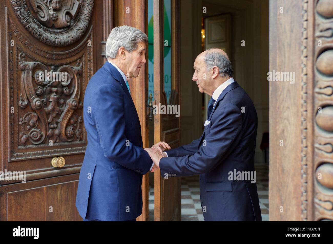 Le ministre français des Affaires étrangères, Laurent Fabius fermoirs mains avec le secrétaire d'Etat John Kerry, après son arrivée au Quai d'Orsay à Paris, en France, le Banque D'Images