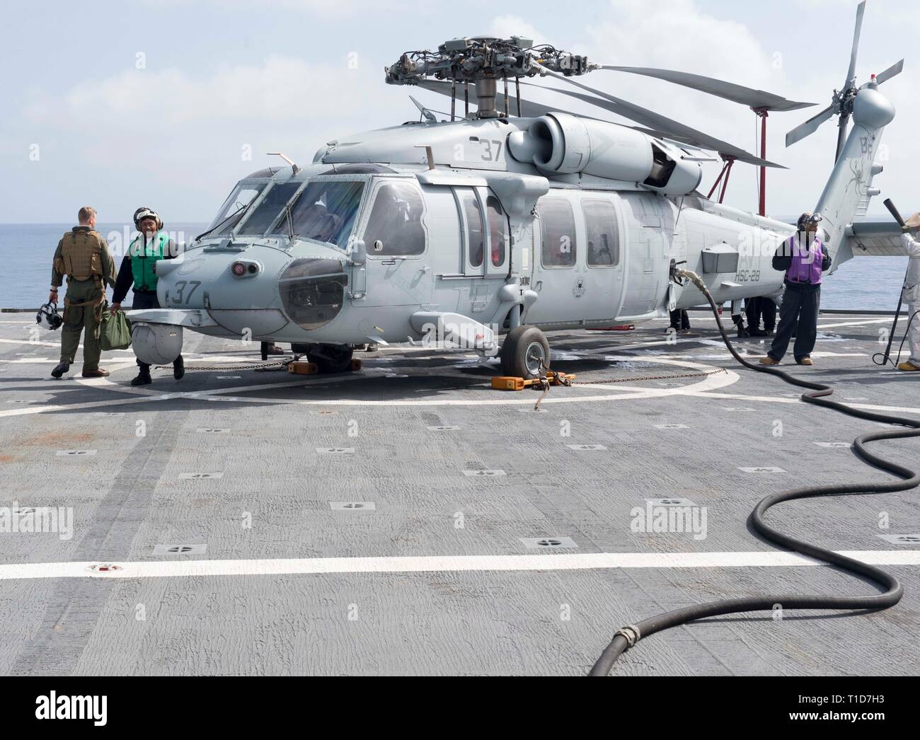 190317-N-BT677-0011 MER MÉDITERRANÉE (17 mars 2019) - Les marins affectés à l 'Ghostriders' de la mer d'hélicoptères de l'Escadron de Combat (HSC) superviser 28 ravitaillement sur une MH-60S Seahawk à bord du Blue Ridge-class et de contrôle, le USS Mount Whitney (LCC 20). Le Mont Whitney, à Gaeta, déployées à l'avant de l'Italie, fonctionne avec un équipage de marins de la Marine américaine et militaire Commande de transport maritime Les marins du service civil. (U.S. Photo par marine Spécialiste de la communication de masse de la classe 3ème Jonathan Mot/libéré) Banque D'Images