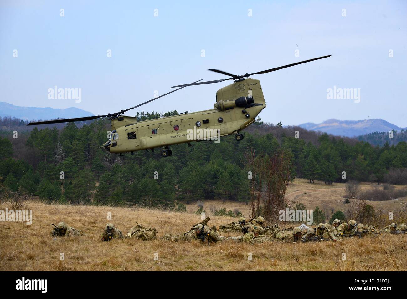 Les parachutistes de l'Armée américaine du 1er Bataillon, affecté au 503e Régiment d'infanterie, 173e Brigade aéroportée, assurer la sécurité après la sortie de la 12e Brigade d'aviation de combat, d'hélicoptères CH-47 Chinook au cours de la formation d'assaut aérien dans le cadre de l'exercice Eagle Sokol à Pocek éventail en Slovénie, 25 mars 2019. Eagle est un exercice Sokol bilatérales entraînement avec les forces armées slovènes a porté sur le déploiement rapide et l'assemblage des forces et la cohésion de l'équipe des systèmes d'armes tactiques et procédures. Des exercices tels que la construction d'une base de travail d'équipe et de préparation entre les pays de l'OTAN. L Banque D'Images