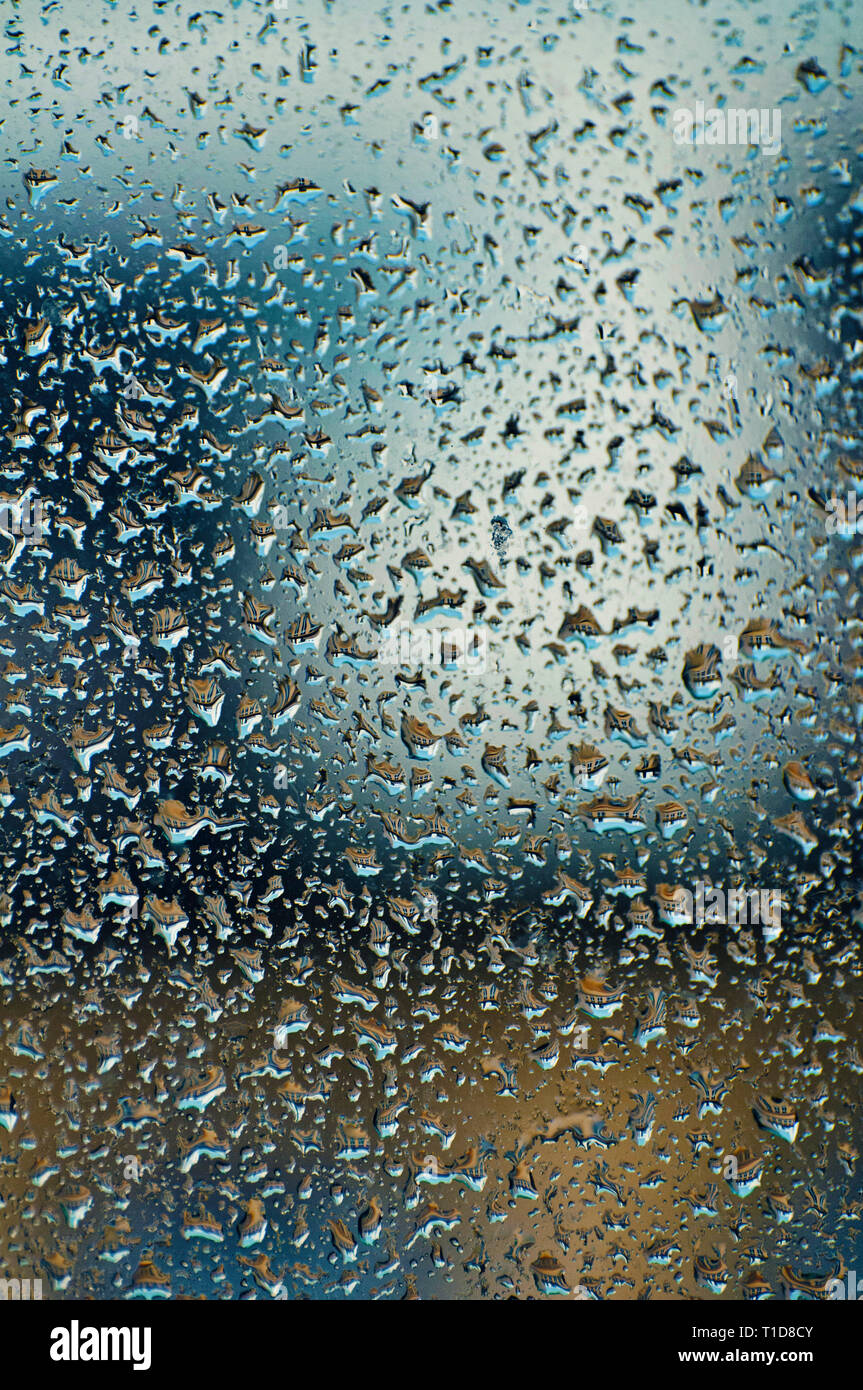 Schéma des gouttes de pluie sur une fenêtre Banque D'Images
