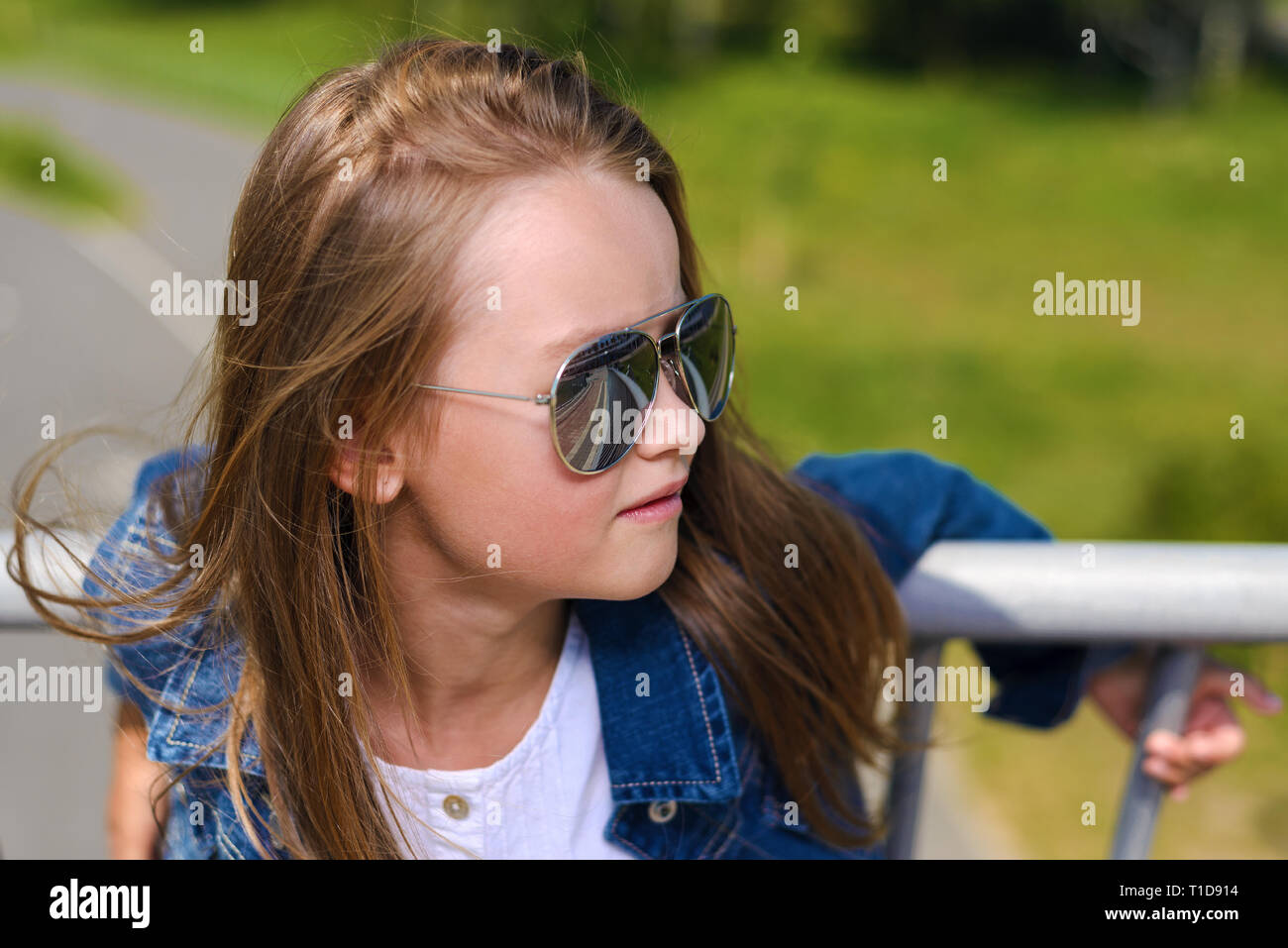 Portrait of cute little girl wearing denim jacket and sunglasses fashion, modèle de l'enfant. Banque D'Images