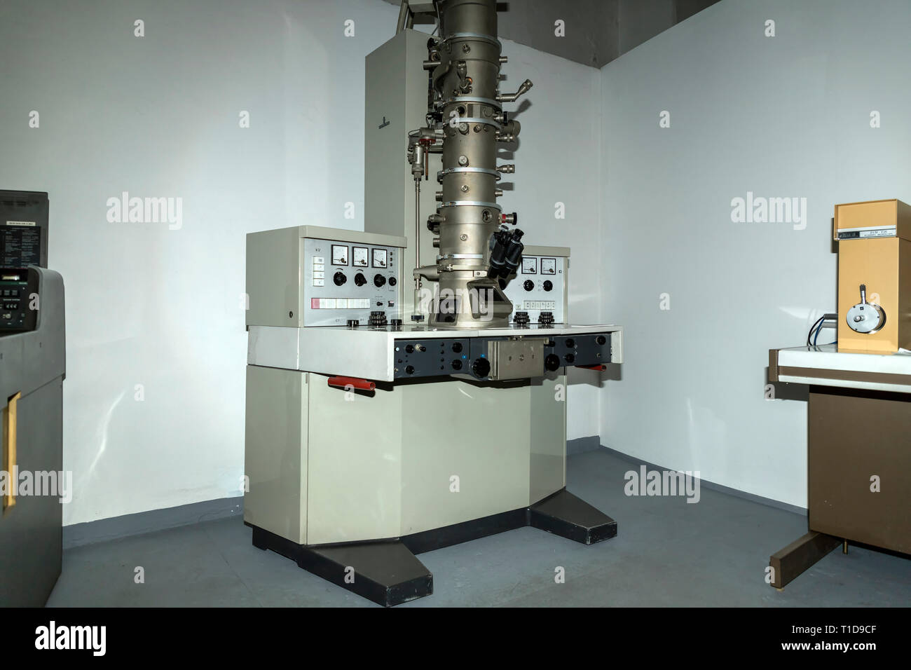 Belgrade, Serbie, mars 2019 - Microscope électronique à transmission faite par Siemens en 1970 exposée dans le musée de la science et de la technologie Banque D'Images