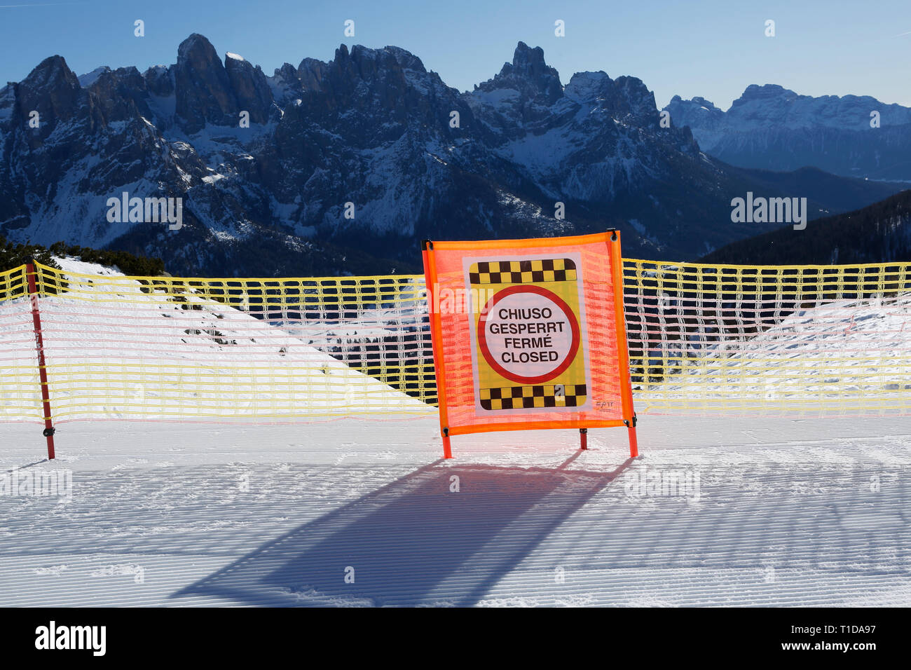 Avertissement d'une pente de ski fermé Banque D'Images