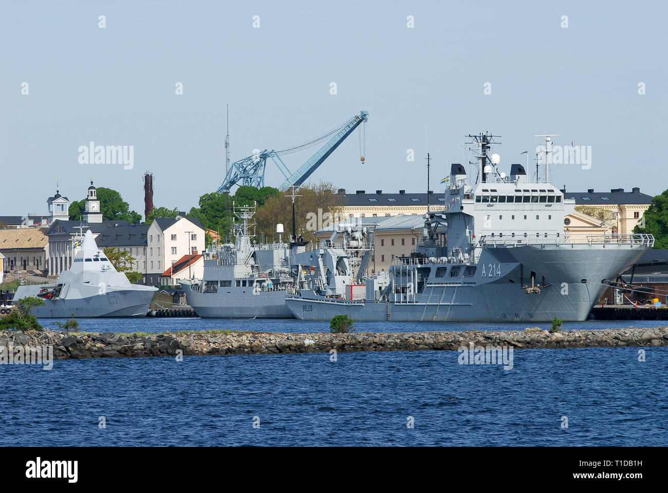 Härnösand HSwMS K33 corvette de classe Visby, HSwMS Trossö264 un navire auxiliaire et HSwMS Bêlos A214 de sauvetage de sous-marins navire amarré à Karlskrona ( örlogsbas Banque D'Images