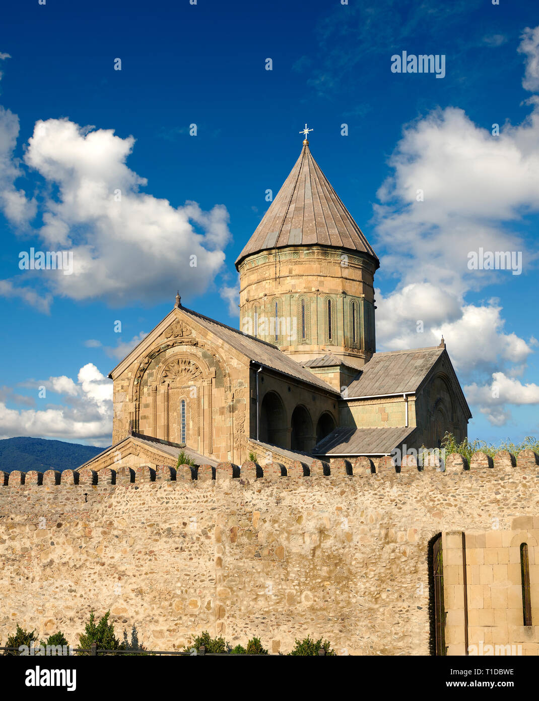 Photos et images de l'extérieur et le mur autour de l'Église orthodoxe de la cathédrale de Svetitskhoveli géorgienne (cathédrale de la pilier vivant) , Mtskheta, Banque D'Images