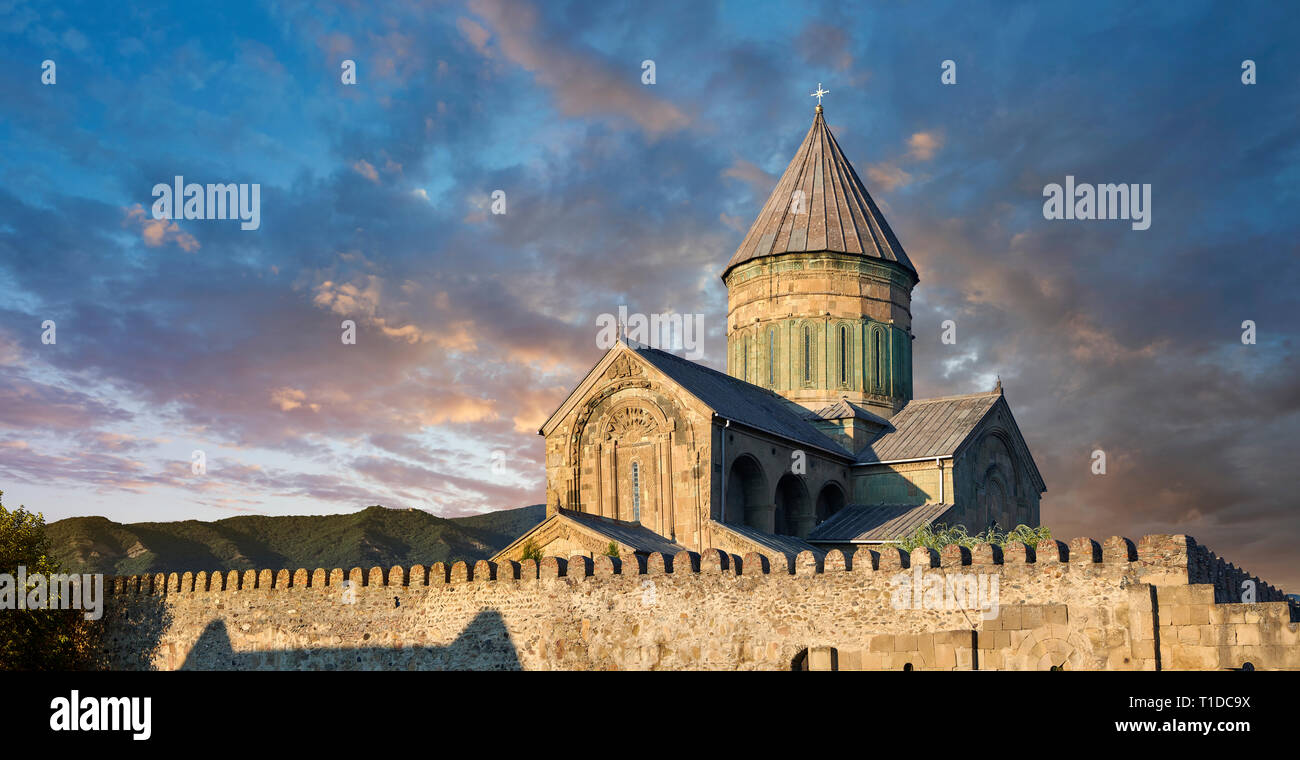 Photos et images de l'extérieur et le mur autour de l'Église orthodoxe de la cathédrale de Svetitskhoveli géorgienne (cathédrale de la pilier vivant) , Mtskheta, Banque D'Images