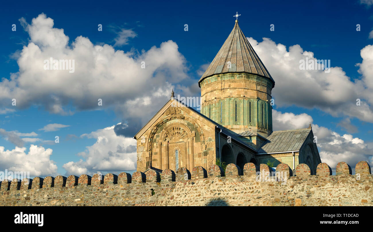 Photo de l'extérieur et le mur autour de l'Église orthodoxe de la cathédrale de Svetitskhoveli géorgienne (cathédrale de la pilier vivant) , Mtskheta Banque D'Images