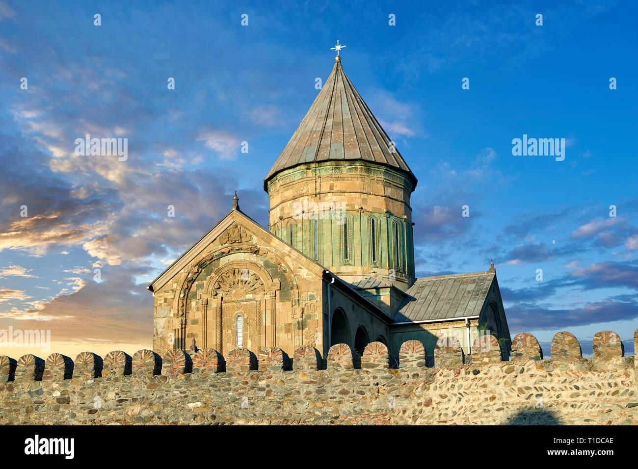 Photo de l'extérieur et le mur autour de l'Église orthodoxe de la cathédrale de Svetitskhoveli géorgienne (cathédrale de la pilier vivant) , Mtskheta Banque D'Images