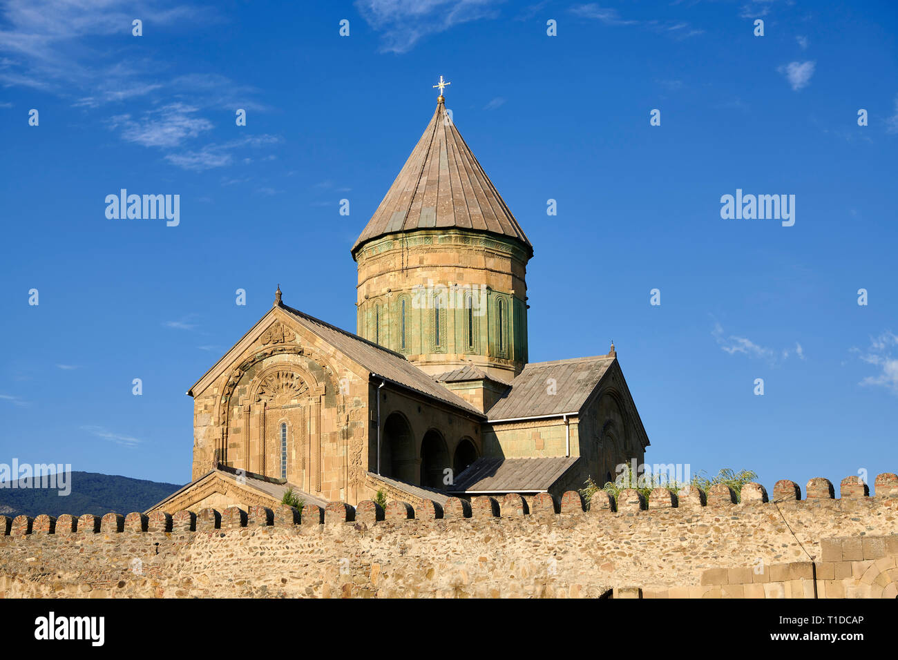 Photos et images de l'extérieur et le mur autour de l'Église orthodoxe de la cathédrale de Svetitskhoveli géorgienne (cathédrale de la pilier vivant) , Mtskheta, Banque D'Images