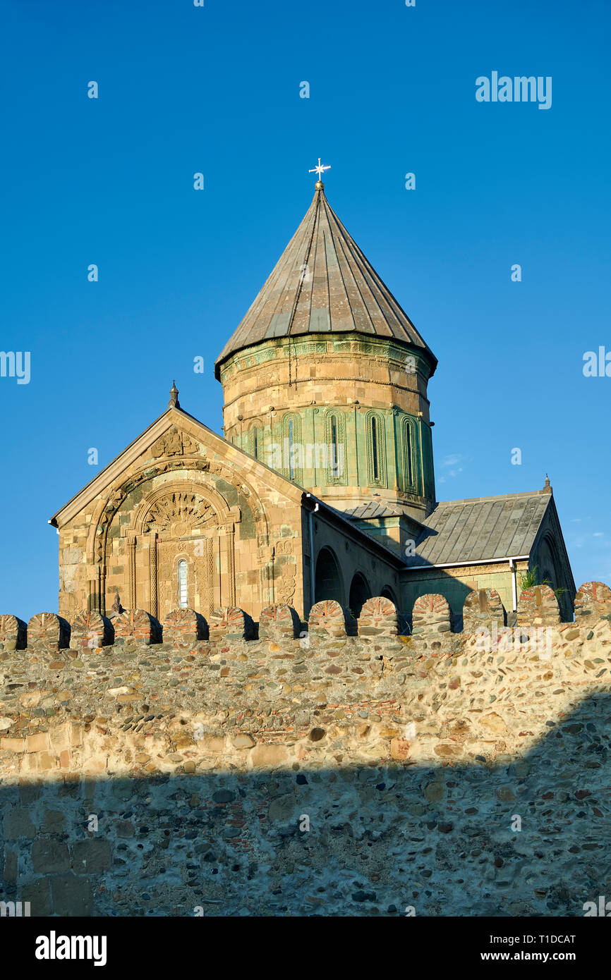 Photos et images de l'extérieur et le mur autour de l'Église orthodoxe de la cathédrale de Svetitskhoveli géorgienne (cathédrale de la pilier vivant) , Mtskheta, Banque D'Images