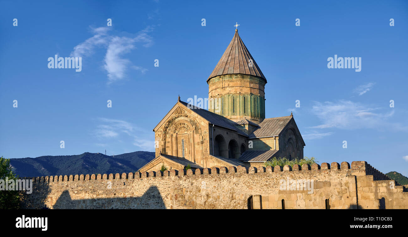 Photos et images de l'extérieur et le mur autour de l'Église orthodoxe de la cathédrale de Svetitskhoveli géorgienne (cathédrale de la pilier vivant) , Mtskheta, Banque D'Images
