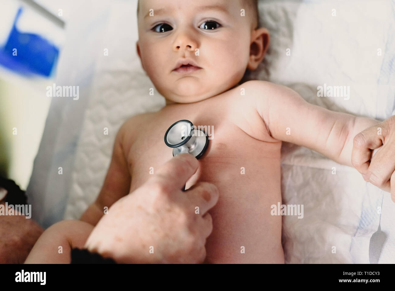 Bebe Malade Examine Par Le Medecin Dans Une Consultation Medicale Auscultated Avec Un Stethoscope Photo Stock Alamy