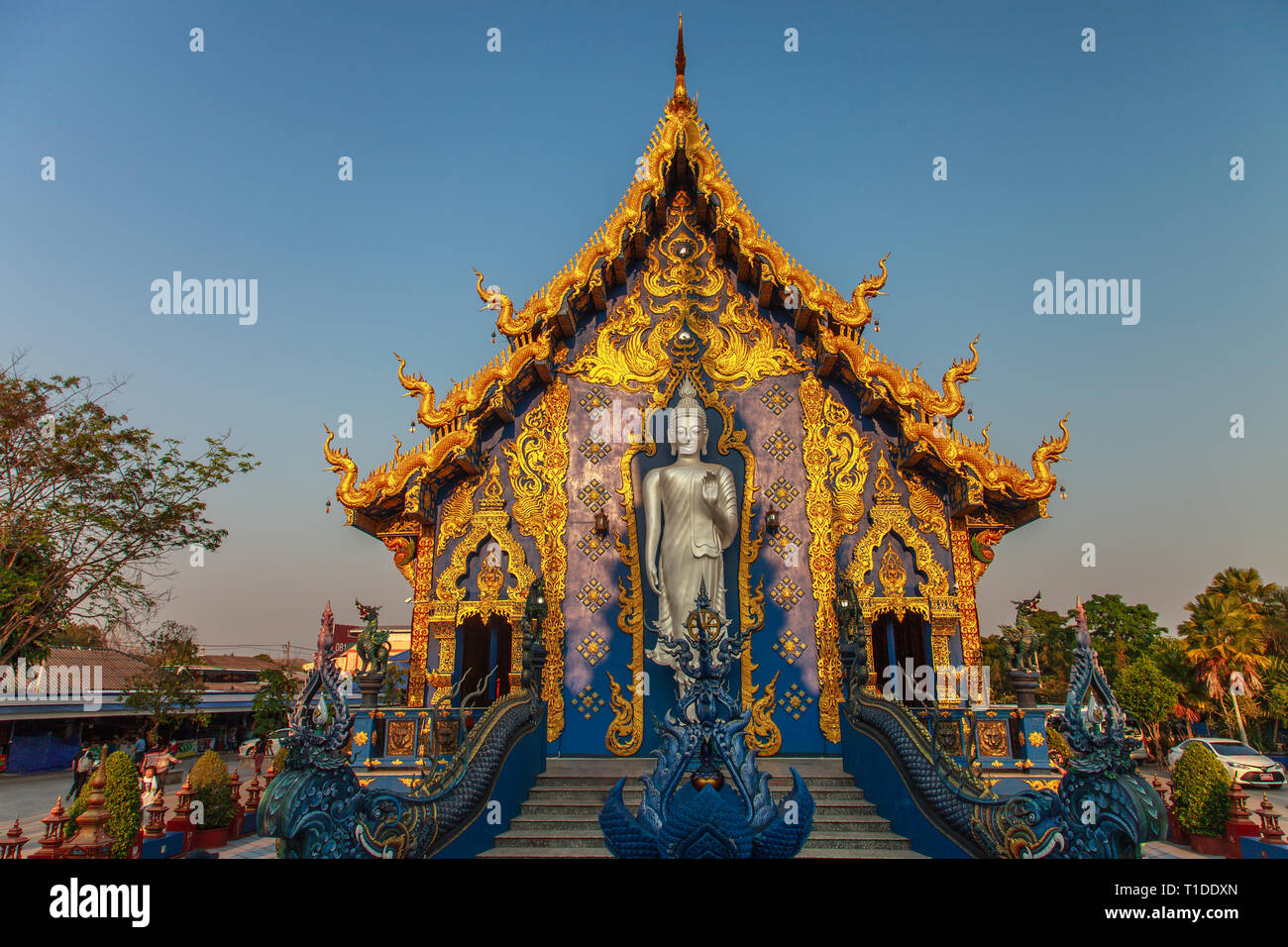 Le temple bleu à Chiang Rai (Wat Rong Suea 10) Banque D'Images