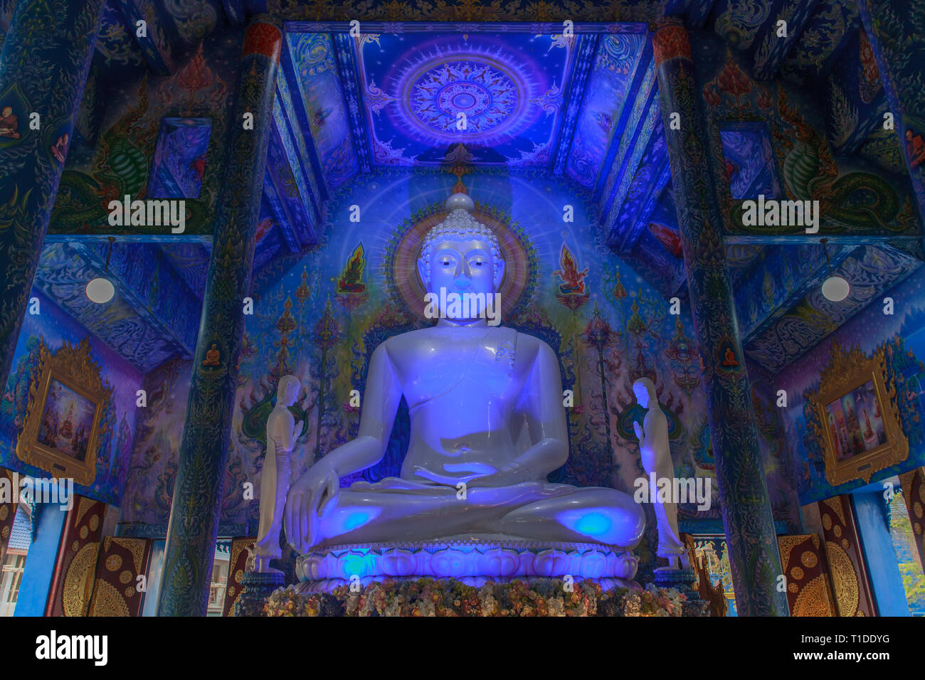 L'intérieur du temple bleu (Wat Rong Suea 10) Banque D'Images