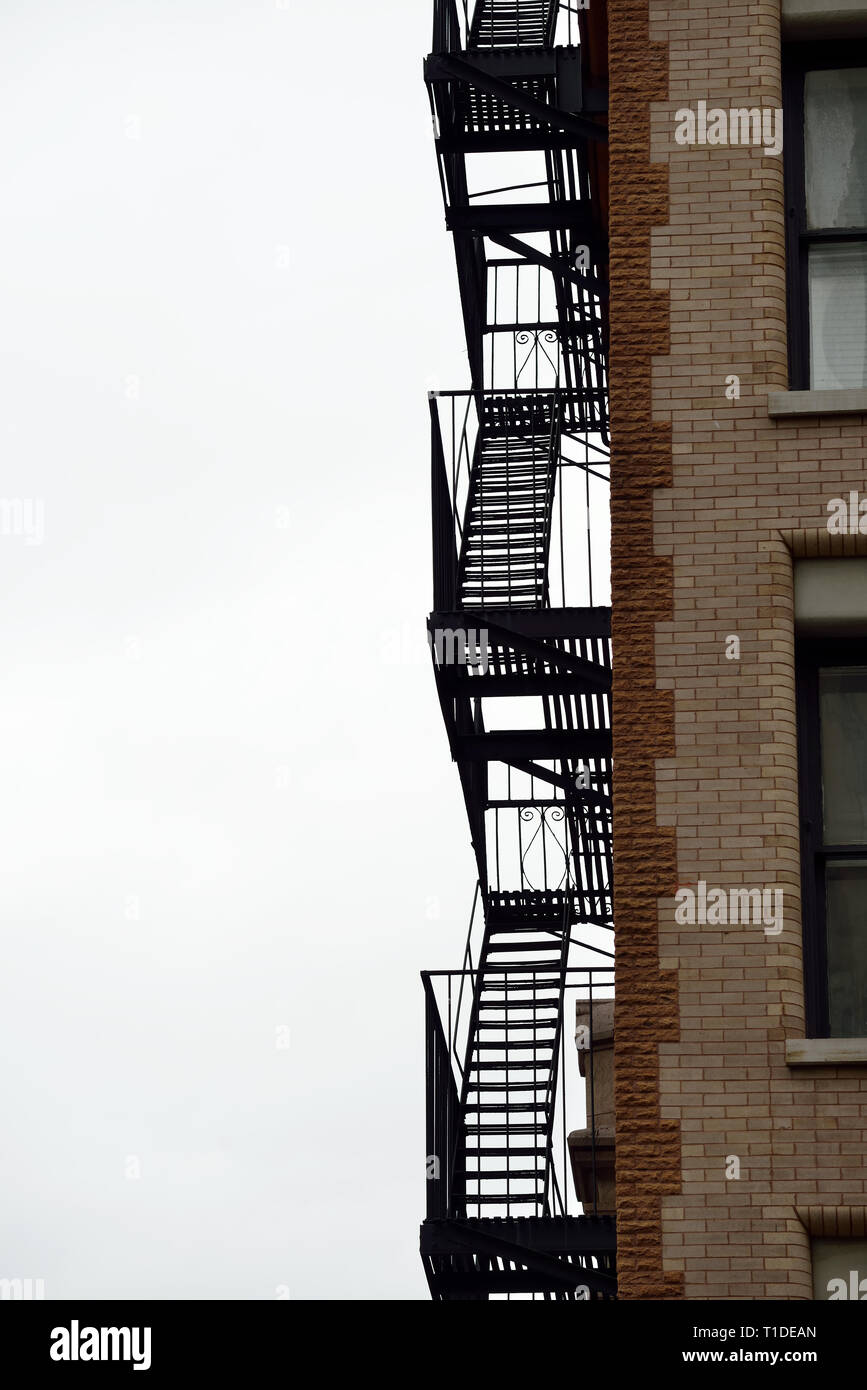 New York fire escalier de secours isolé sur ciel gris Banque D'Images