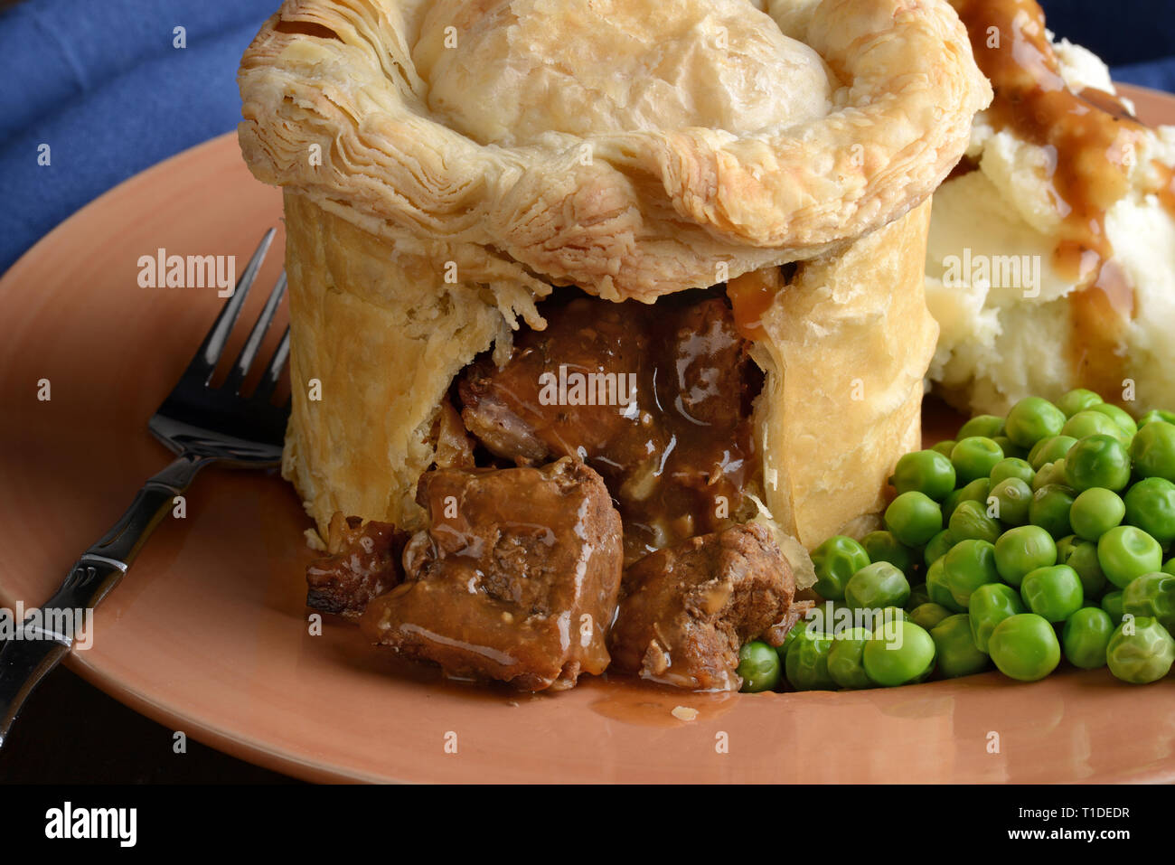 Pub steak Gros plan graphique avec la sauce et la fourche Banque D'Images