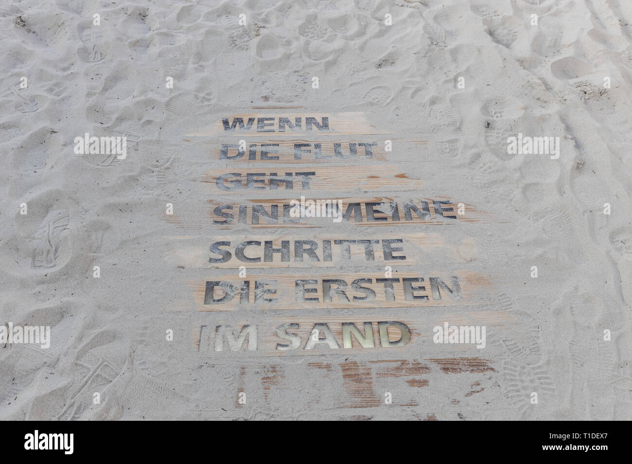 Nordseeinsel Langeoog, Ostfriesland, Basse-Saxe, beach crossing, graphismes, disant : Lorsque la marée se, Mes pas sont la première dans le sable, Banque D'Images