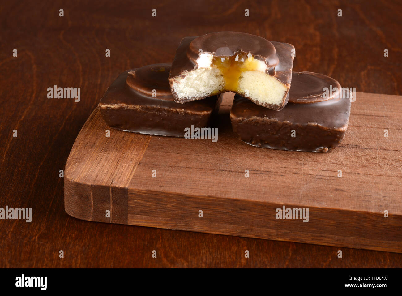 Tas de petits gâteaux au chocolat au caramel Banque D'Images