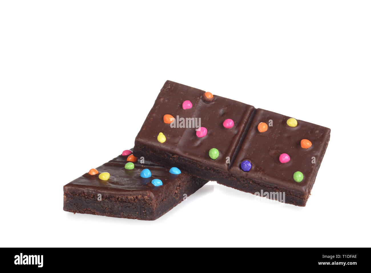 Deux brownies au chocolat avec des morceaux de bonbons colorés sur fond blanc Banque D'Images