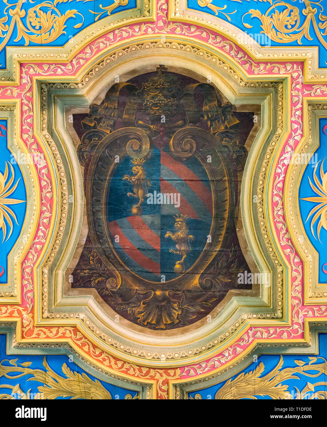 Le pape Pie IX armoiries dans le plafond de la Basilique de Sant'Anastasia près du mont Palatin à Rome, Italie. Banque D'Images