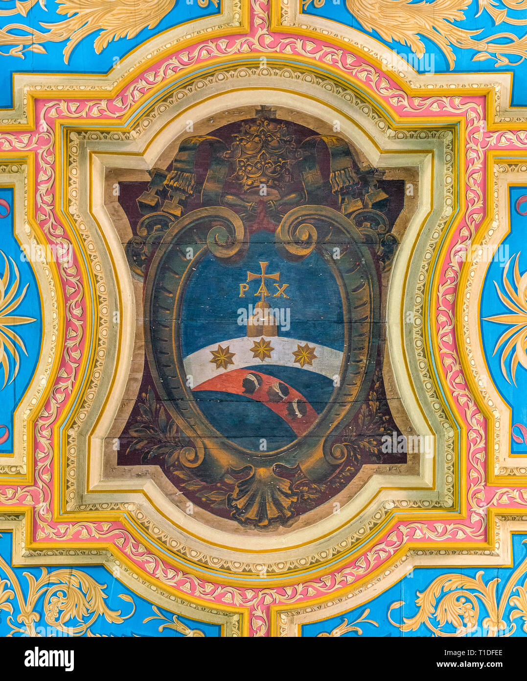 Le pape Pie VII armoiries dans le plafond de la Basilique de Sant'Anastasia près du mont Palatin à Rome, Italie. Banque D'Images