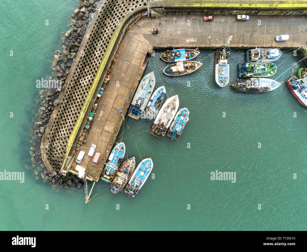 C'est une vue aérienne de Ardglass Harbour et des bateaux de pêche dans le comté de Down en Irlande du Nord Banque D'Images