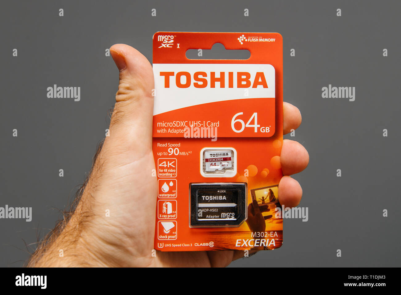 Paris, France - Jun 15, 2018 : POV man main tenant en main un nouveau Toshiba 64 Go microSDXC UHS-i Card avec adaptateur vue avant Banque D'Images