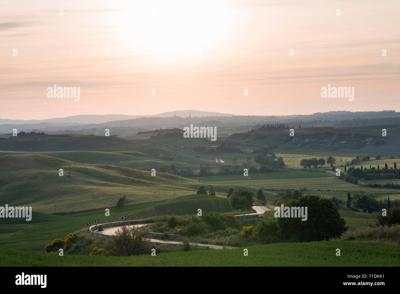 Val d'Orcia (ou Valdorcia) paysage de Toscane au coucher du soleil, une destination très populaire en Italie Banque D'Images