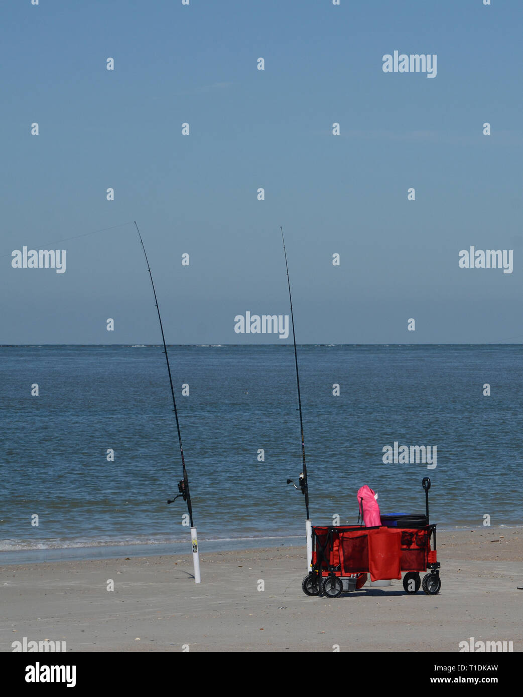Des cannes à pêche sur Fernandina Beach, baie Cumberland, Fort Clinch State Park, Nassau County, Floride USA Banque D'Images