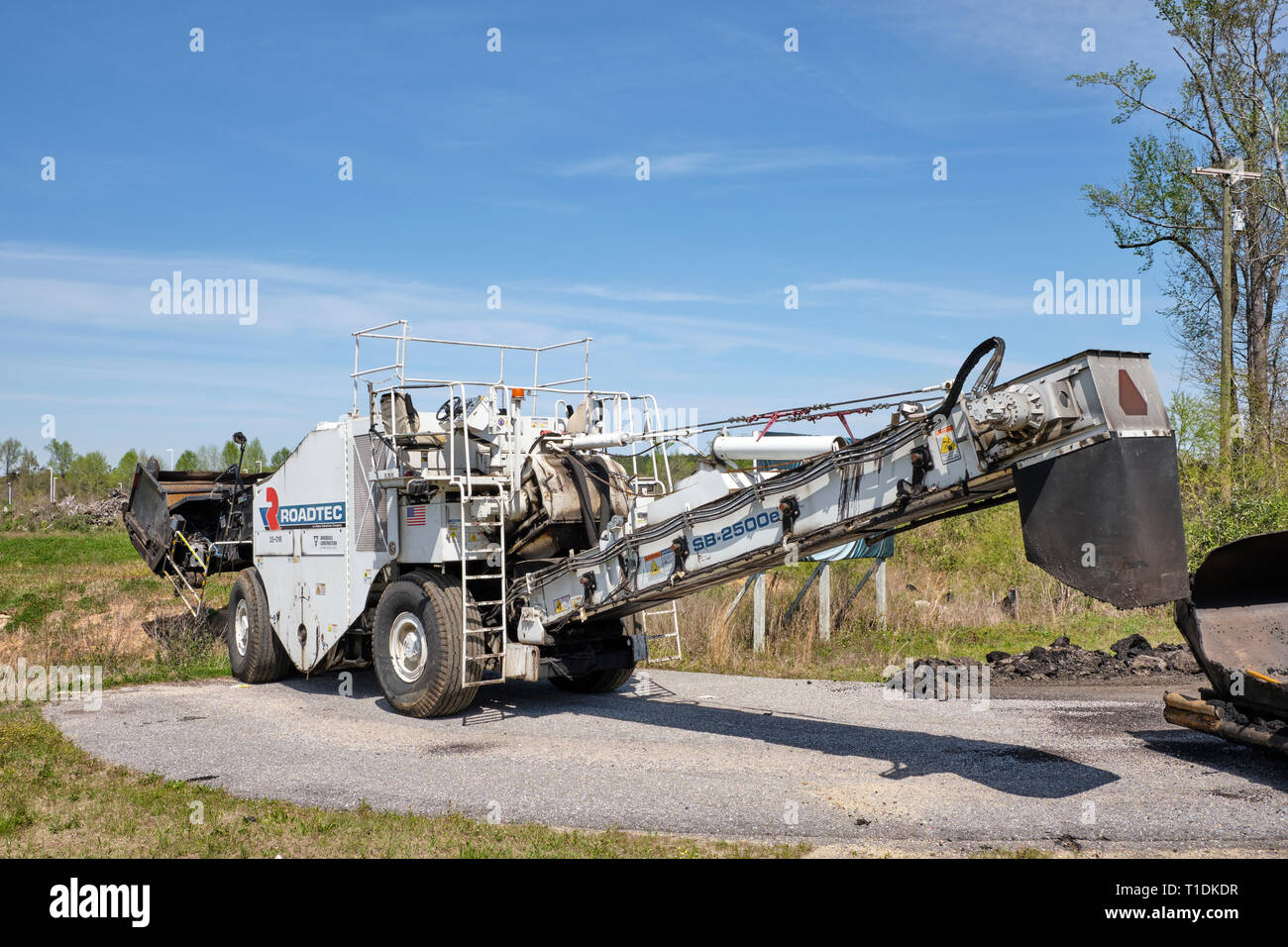 Roadtec SB 2500e véhicule de transfert de matériel utilisé dans la construction de routes et le revêtement d'asphalte pour pavage ou à Montgomery, en Alabama, USA. Banque D'Images