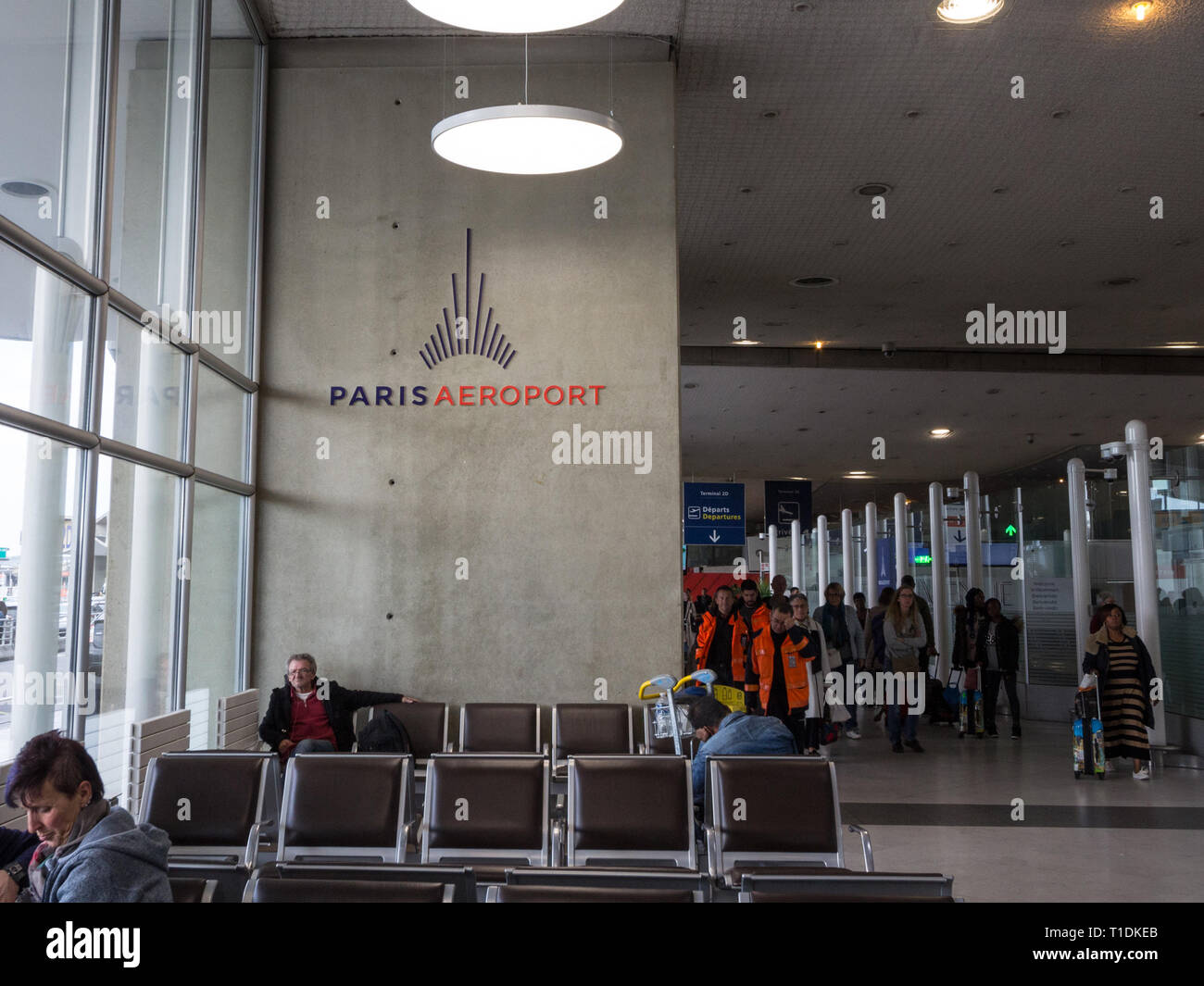 ROISSY, FRANCE - Le 2 novembre 2018 : Paris Aeroport logo sur l'aéroport Roissy Charles de Gaulle, Terminal 2D. C'est le nom d'commercian ADP Aeroports de Banque D'Images