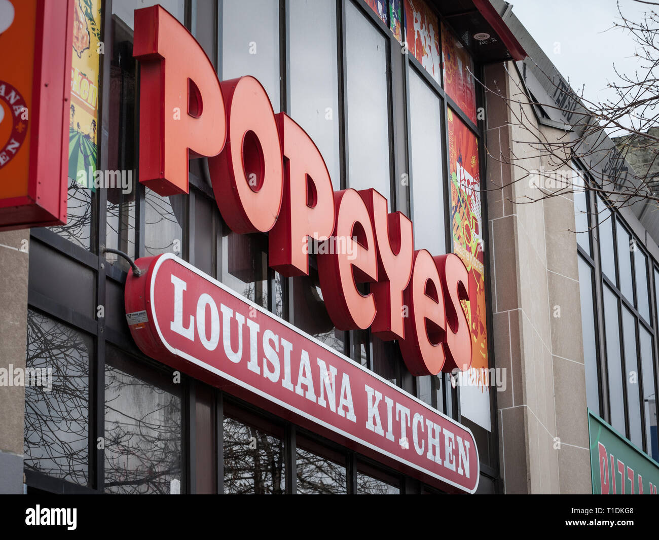 TORONTO, CANADA - 13 NOVEMBRE 2018 : Popeyes Louisiane Restaurant logo devant leur restaurant local à Toronto, Ontario. Popeyes est un fast food Banque D'Images
